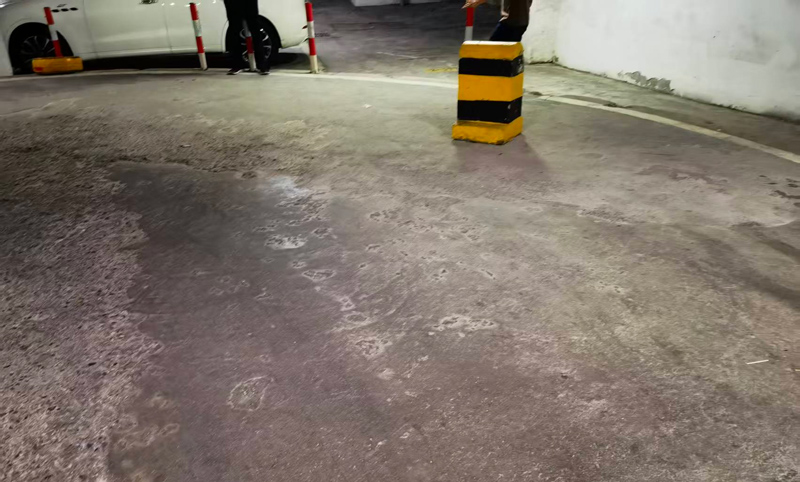 旧停车场地面磨损