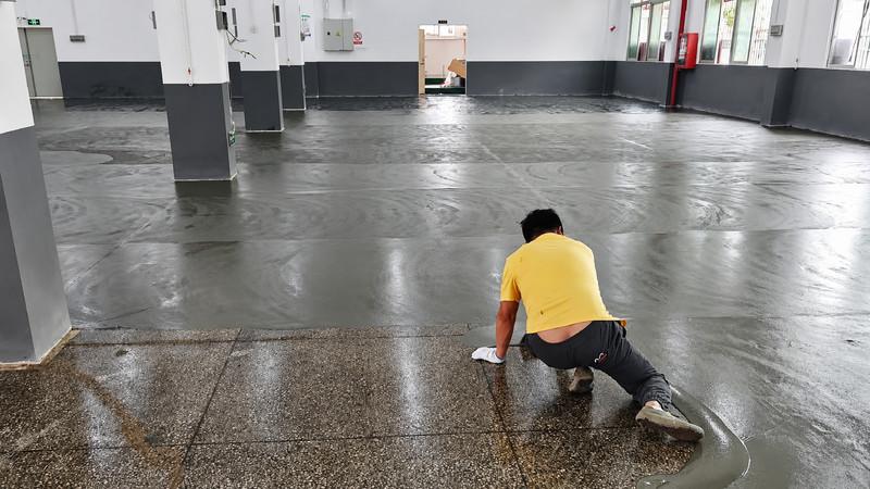 倍特丽施工师傅进行环氧砂浆地坪刮涂