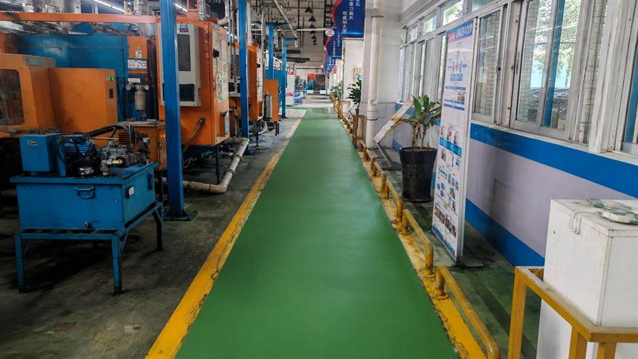 设备区通道地坪完工效果