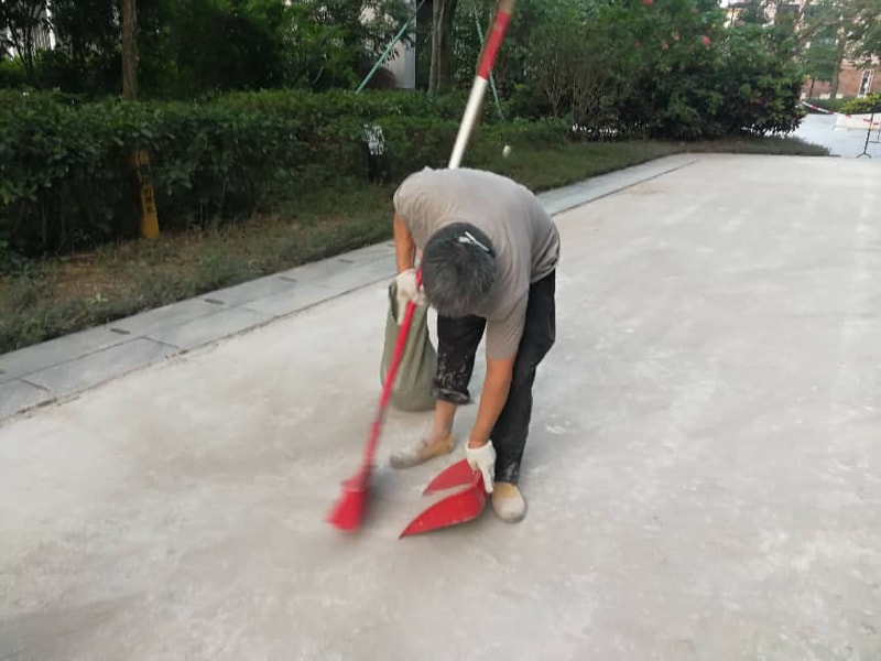 君华时代儿童游乐场EPDM塑胶地坪清扫