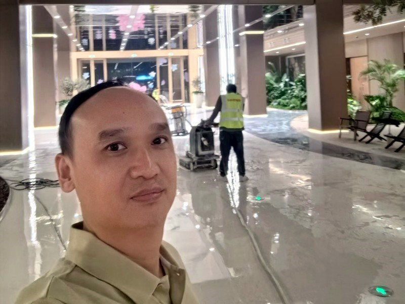 曾毅辉在商业空间地坪项目现场