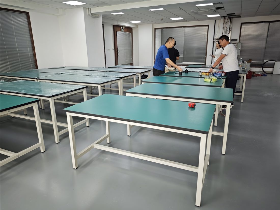 半导体企业实验室内的工作台与地面整体环境